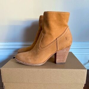 Frye Essa Leather Bootie in Sand Size 8M